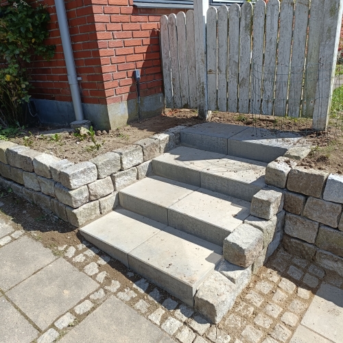 Belægning af trappe og støttemur