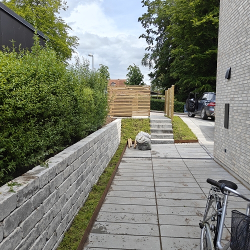 Haveanlæg, gangsti og støttemur