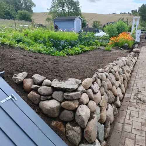 Haverenovering med støttemur og natursten