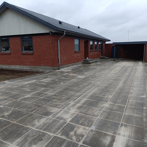 Indkørsel og flisebelægning til carport