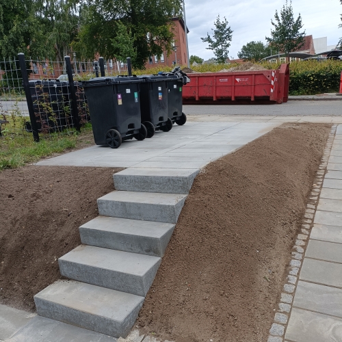Havebelægning med trappe og gangsti
