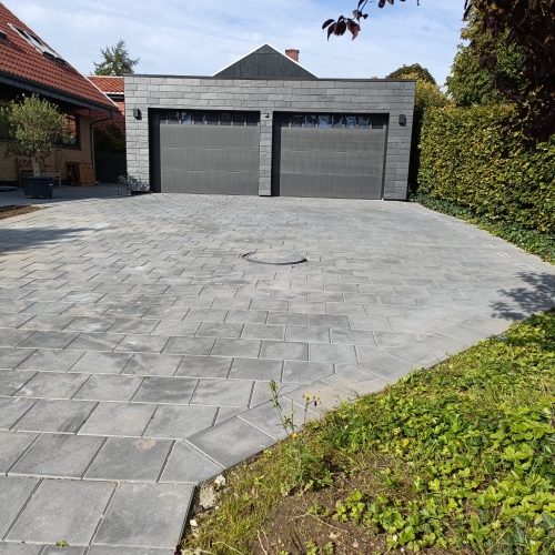 indkørsel og flisebelægning til garage