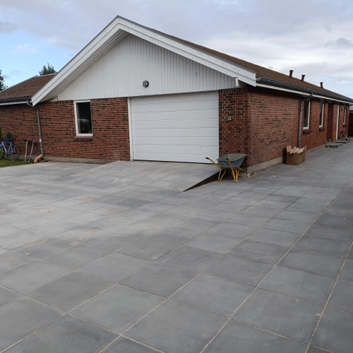 Ny indkørsel og flisebelægning