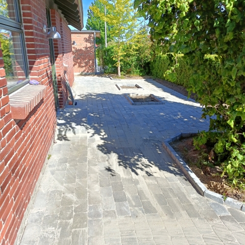 Ny flisebelægning af terrasse og havegang