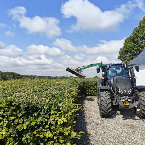 Hækklipning med traktor