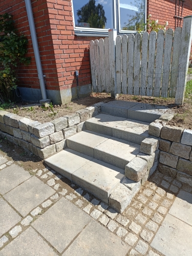 Belægning af trappe og støttemur