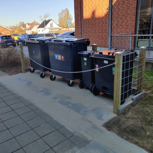 Flisebelægning med affaldsområde