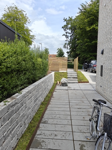 Haveanlæg, gangsti og støttemur