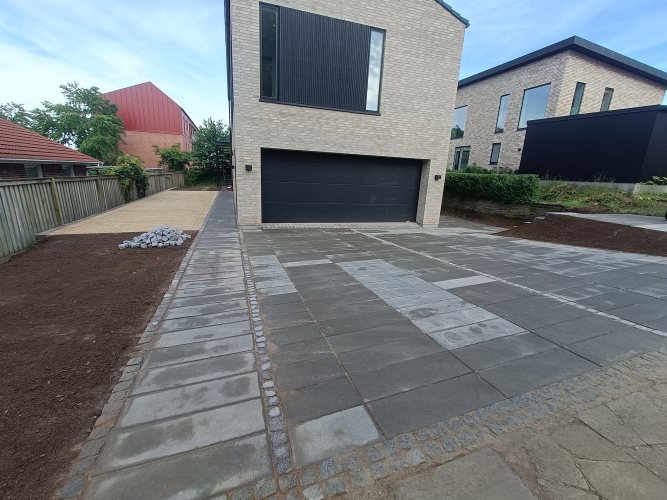 Haveanlæg og indkørsel