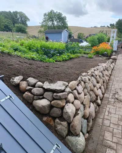 Haverenovering med støttemur og natursten