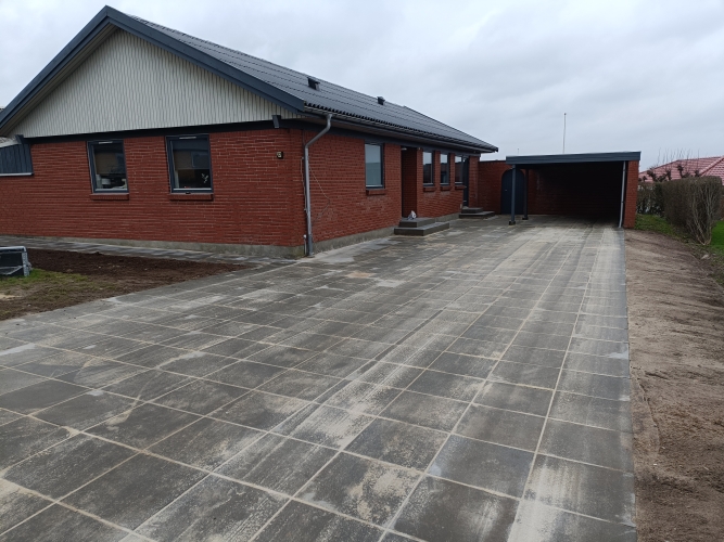 Indkørsel og flisebelægning til carport