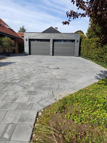indkørsel og flisebelægning til garage