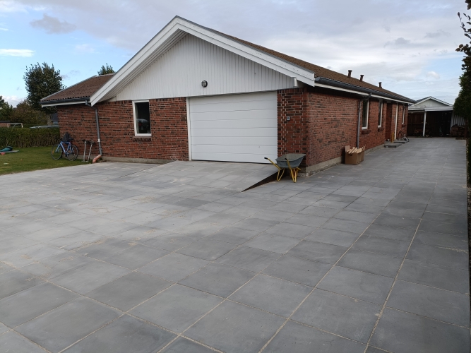 Ny indkørsel og flisebelægning