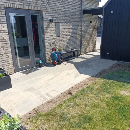 Terrasse med nyt flisearbejde i baghave