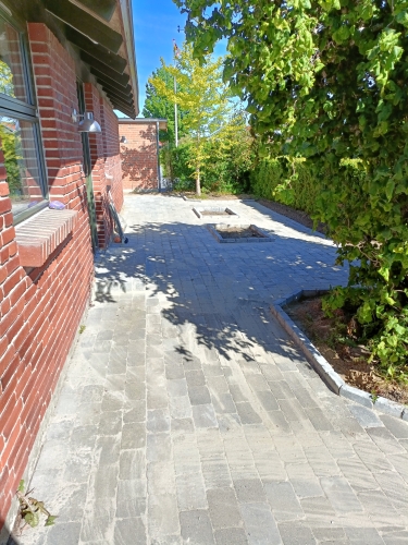 Ny flisebelægning af terrasse og havegang