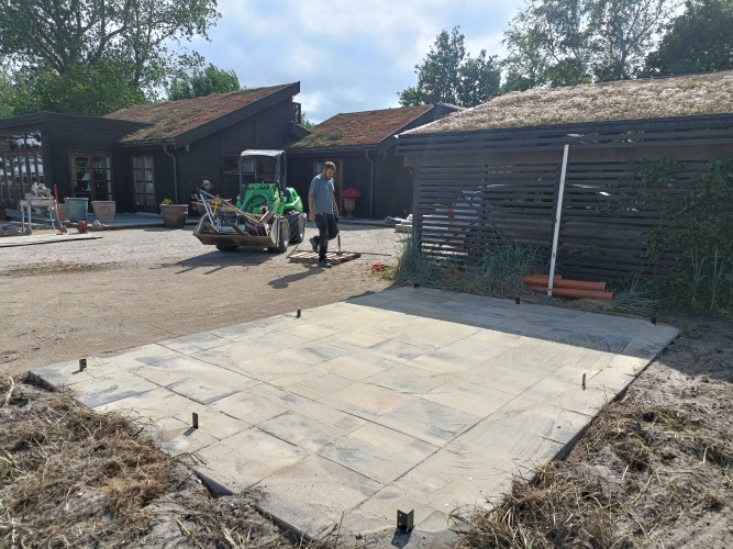 flisebelægning af terrasse og udeareal