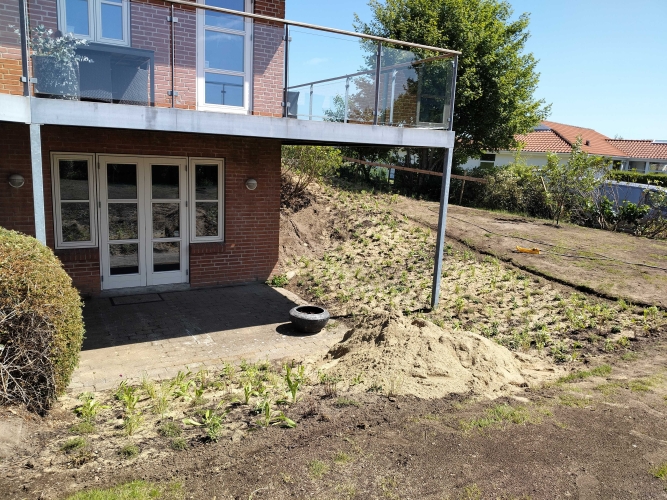 Terrasse og haverenovering af skråning