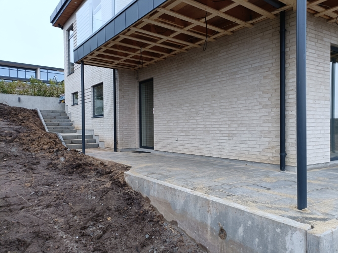 Anlægsentreprise støttemur og belægning