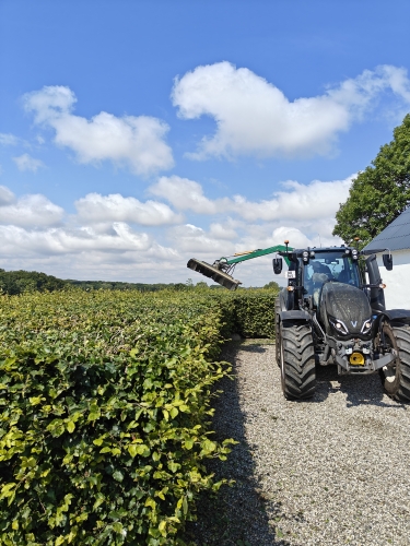 Hækklipning med traktor